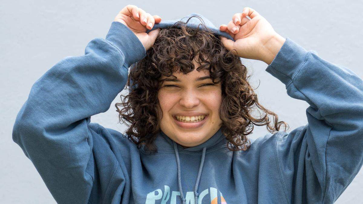 Bella Crespo-Duarte, alumna de Carrollton School of the Sacred Heart, es dueña, junto con su madre, de un negocio de productos para personas con necesidades especiales. Se centra en productos para ayudar con la incontinencia.