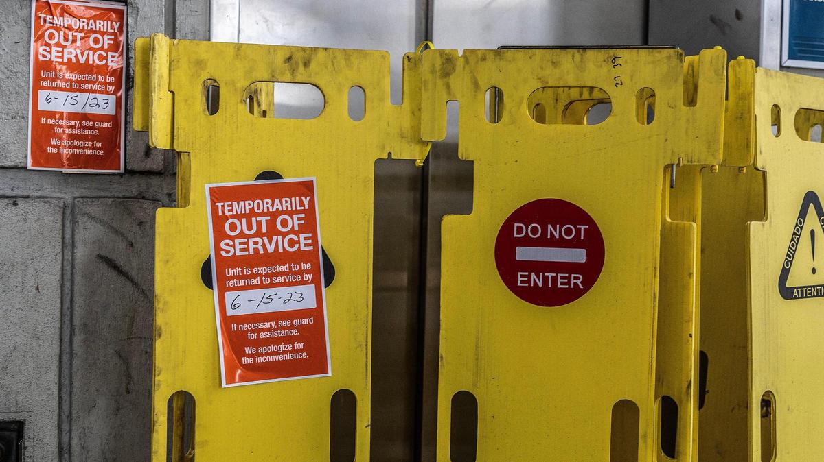 Los usuarios del Metromover se ven obligados a bajar las escaleras un día más en la estación Adrienne Arsht Center de Miami con el ascensor y las escaleras eléctricas averiados. Colocados desde hace semanas, los letreros de reparación permanecían el martes 16 de mayo de 2023.