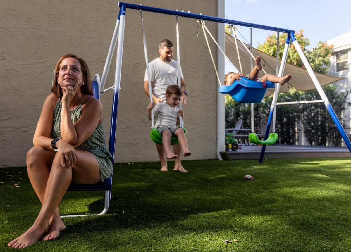 Tracey Hecht disfruta de su tiempo de juego dominical en familia en el patio trasero de su casa de Cooper City, el 2 de mayo de 2021. Es entrenadora de fitness y ha vuelto a entrenar y a correr y quiere ayudar a otros pacientes con cáncer a mantenerse activos.