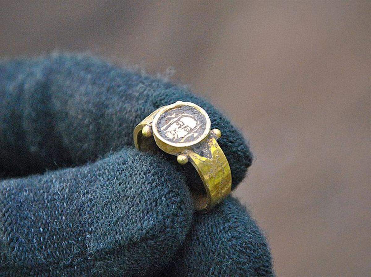 Experts said the ring was in nearly new condition.