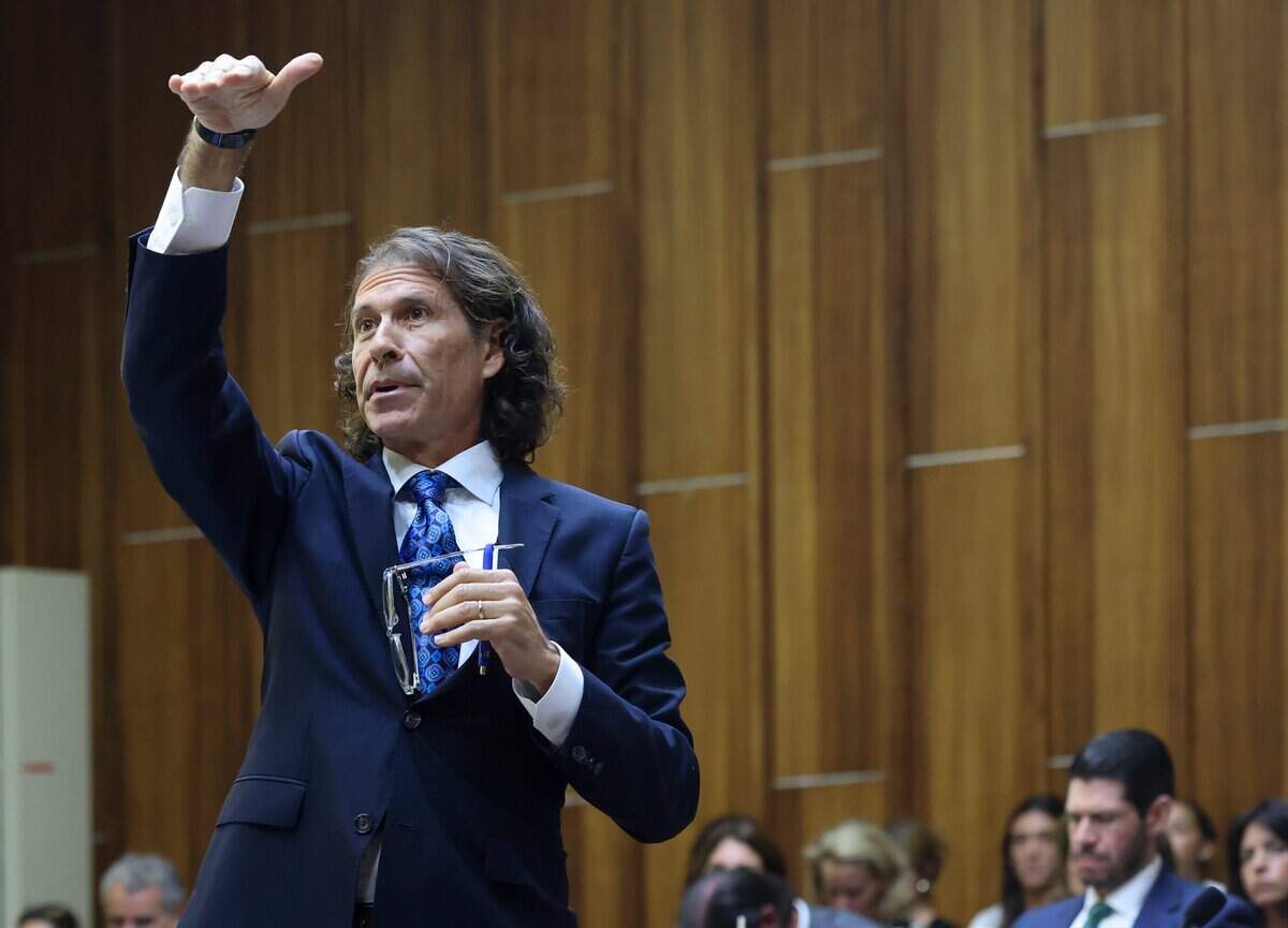 Defense attorney Howard Srebnick poses questions to Lt. Paul Alber, an expert in boating incidents, during George Pino boat crash during trial on Monday, June 15, 2026.Pino is charged in connection to the crash that killed 17-year-old Lucy Fernandez.