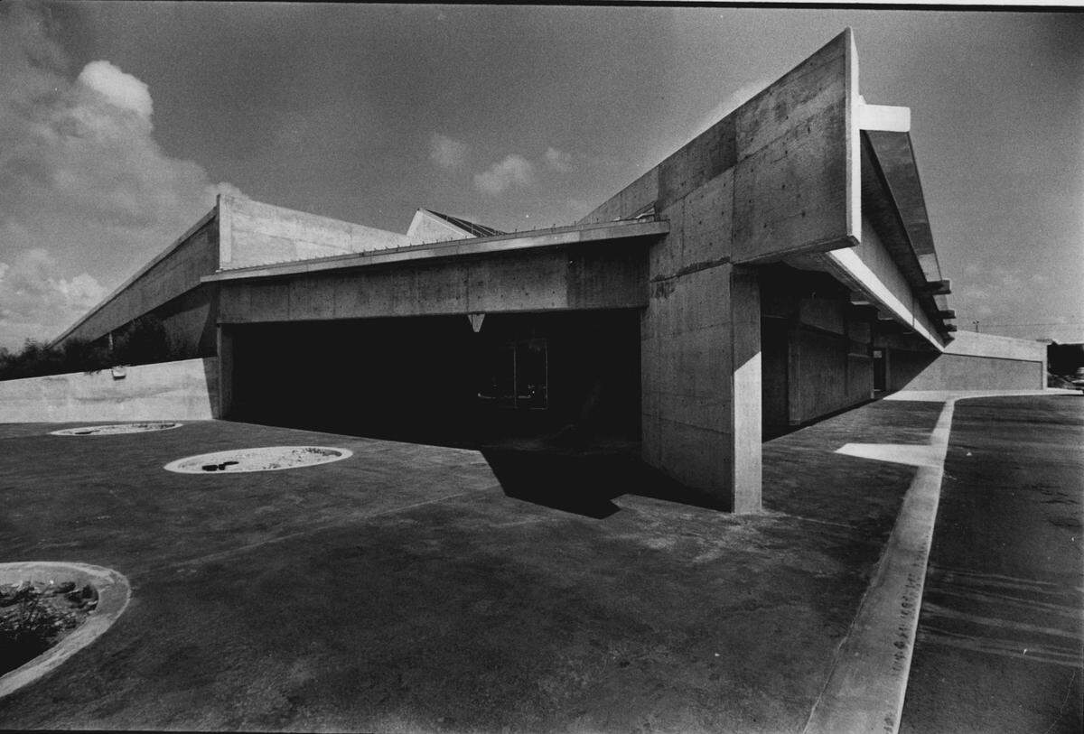 The original Miami-Dade library in Avenutra in 1978. Its roof was damaged in 2005 in Hurricane Wilma and it closed before being replaced about 10 years later.