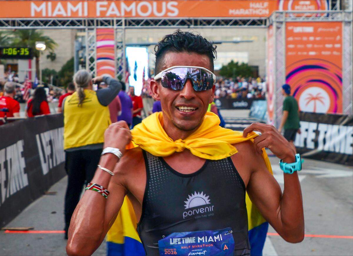El corredor colombiano Mauricio González triunfó en el medio maratón,  el domingo en Miami. 