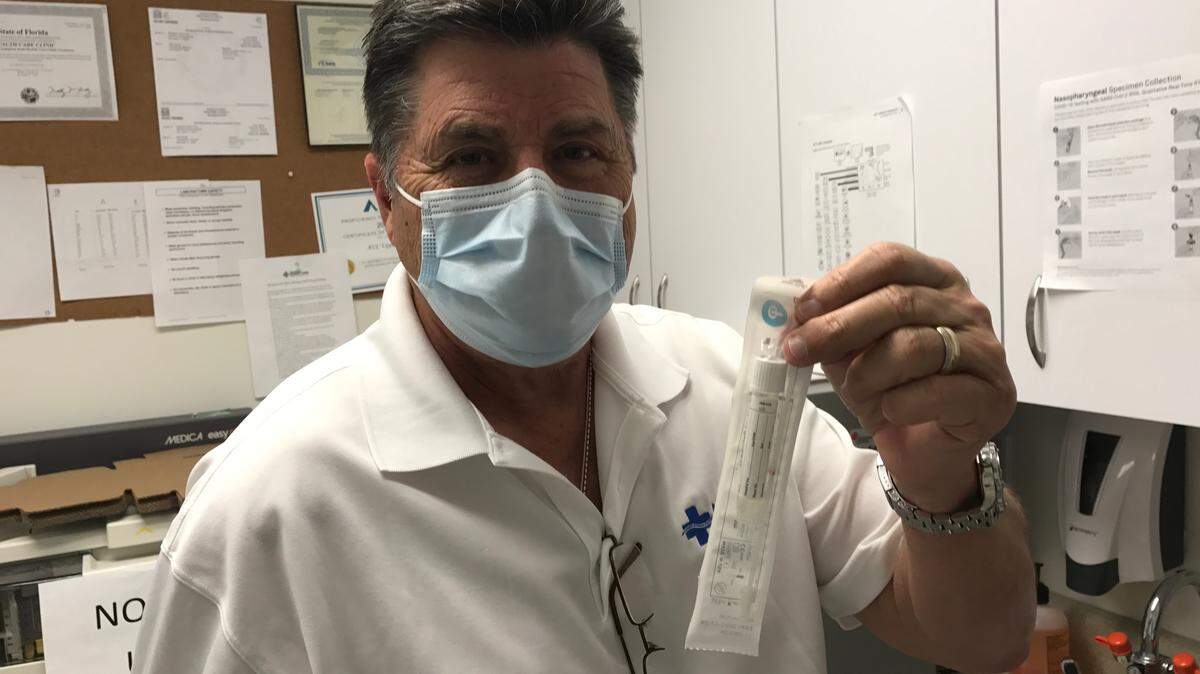 El Dr. Bruce Boros, propietario de Advanced Urgent Care de los Cayos de Florida, sostiene un kit de prueba de COVID-19 en su clínica de Key Largo el jueves 2 de abril de 2020. Desde el brote del nuevo coronavirus, Boros se ha convertido en un defensor del uso de un anti -fármaco parasitario llamado ivermectina para tratar la enfermedad.