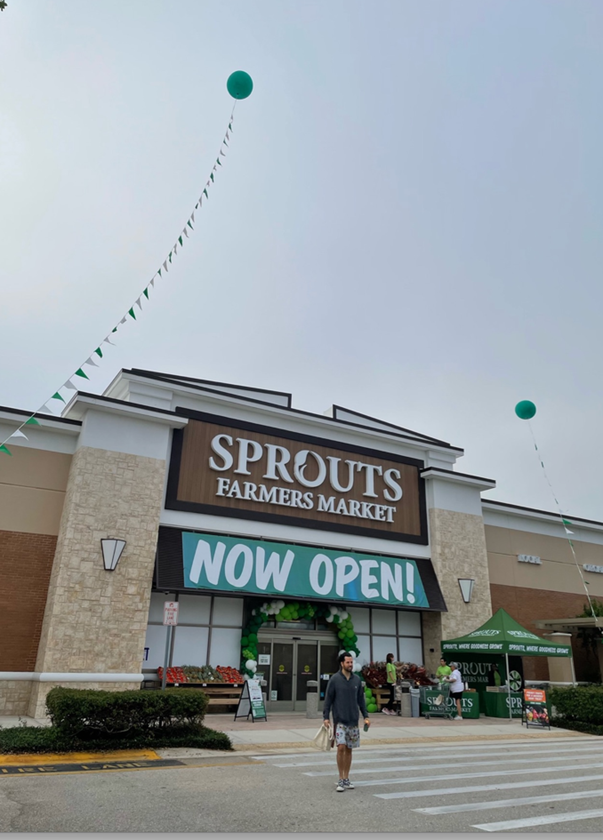 Sprouts abre sus tiendas con incentivos para los clientes, como certificados de regalo, degustaciones de alimentos y otras actividades. La próxima nueva tienda en la zona de Coconut Grove de Miami, en 2750 SW 27th Terrace, que abre el viernes 19 de enero de 2024, sigue el ejemplo.