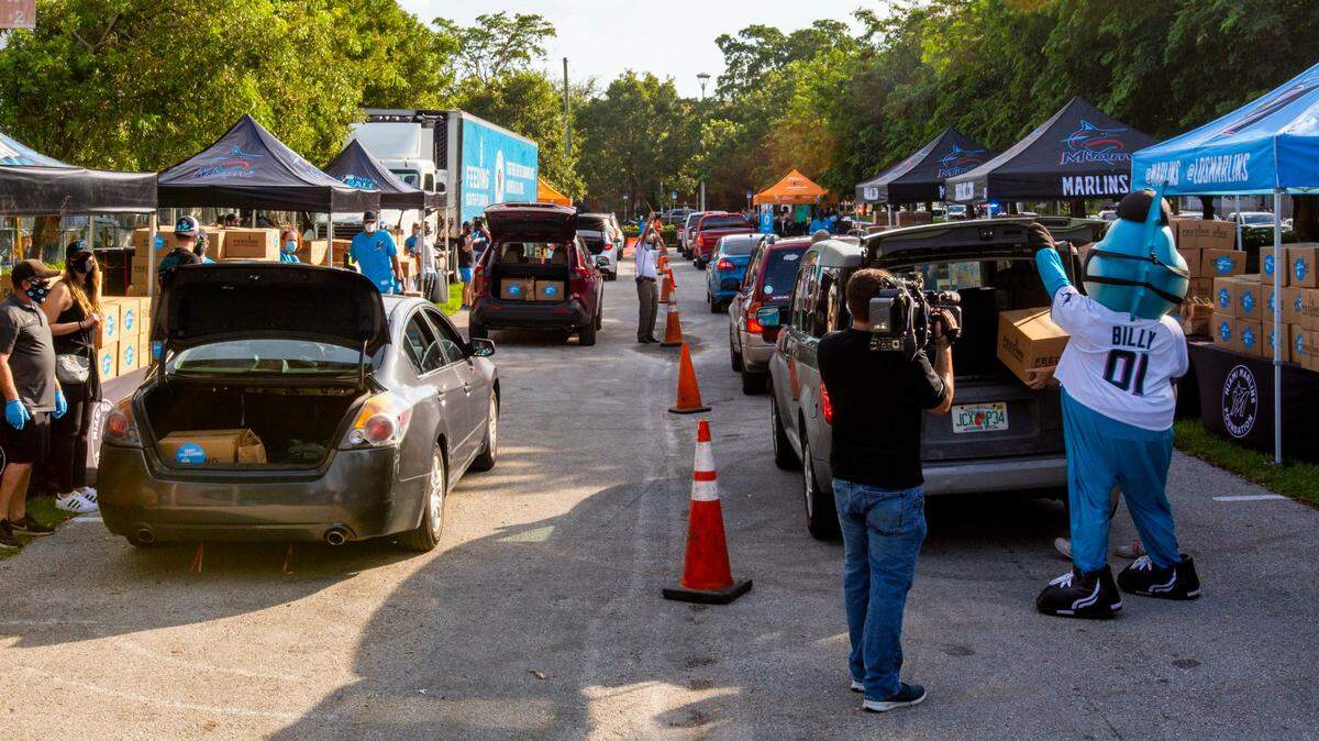 Los Miami Marlins y la Miami Marlins Foundation, con el apoyo de Feeding South Florida, están proporcionando 1,000 cenas de Acción de Gracias a las familias locales durante la 12ma distribución anual de Acción de Gracias Home Plate Meals, patrocinada por Titos Handmade Vodka, en La Pequeña Habana, Florida, el lunes 23 de noviembre de 2020. Cada caja de comida contendrá aproximadamente 40 libras de alimentos, sirviendo más de 20,000 comidas.