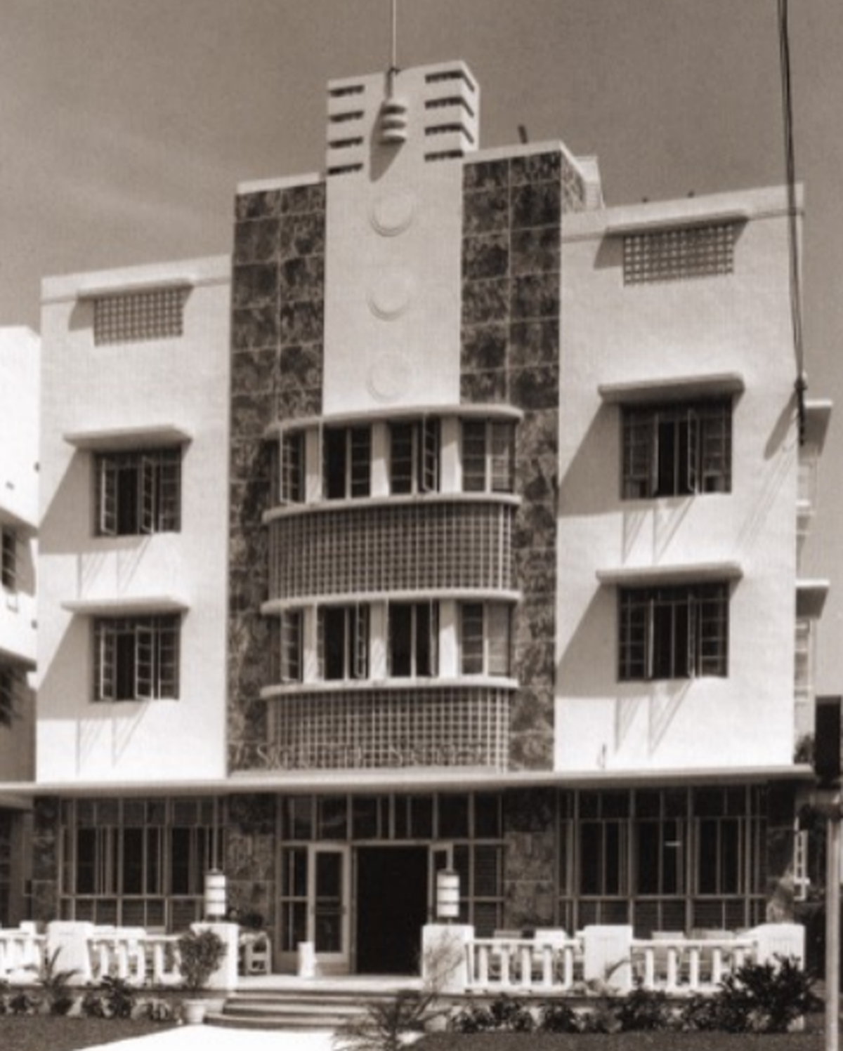The Raleigh, Richmond and South Seas hotels were all finished between 1940 and 1941. Above: Here’s a vintage photo of the original facade of the South Seas Hotel.
