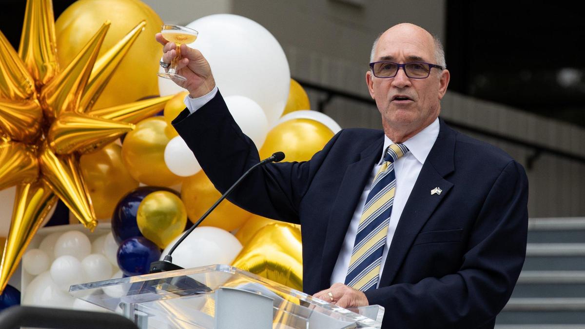 El presidente interino de FIU, Dr. Kenneth A. Jessell, hace un brindis para celebrar el 50 aniversario de la universidad en la escalinata del edificio Charles Perry en el campus Modesto A. Maidique en Miami, Florida, el lunes 19 de septiembre de 2022. El lunes 17 de octubre, la Junta Directiva de FIU lo nombró sexto presidente de FIU, en sustitución de Mark Rosenberg.