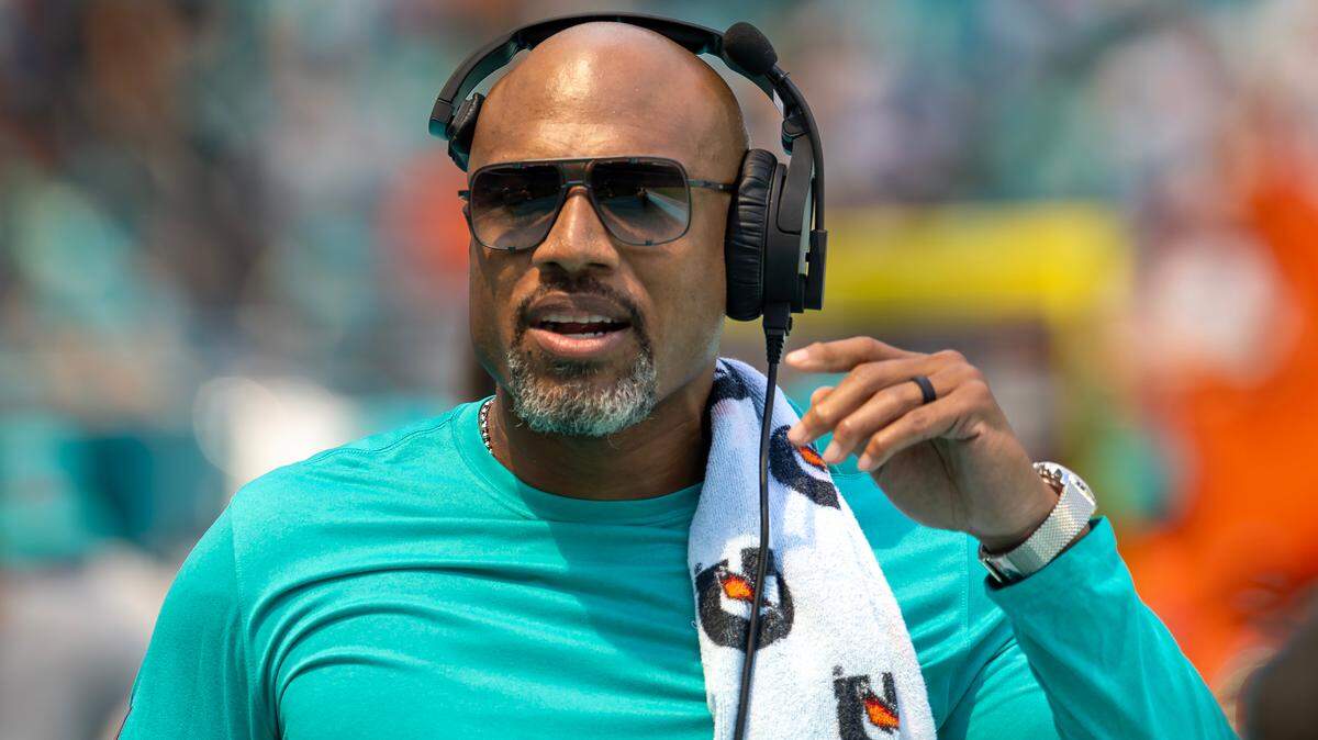 Miami Dolphins Miami Dolphins Defensive Coordinator Anthony Weaver looks on before the start of an NFL football game against the Jacksonville Jaguar at Hard Rock Stadium on Sunday, Sep. 8, 2024, in Miami Gardens, Fl.