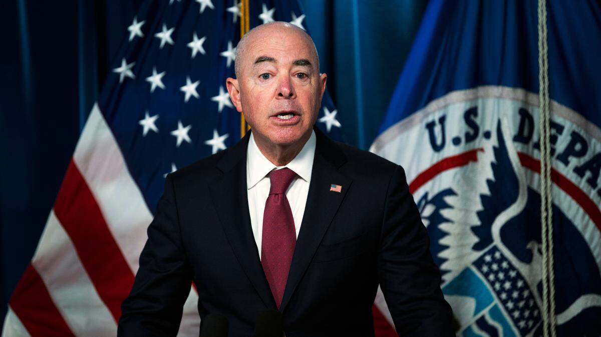 El secretario de Seguridad Nacional, Alejandro Mayorkas, habla en una conferencia de prensa el miércoles 10 de mayo de 2023, antes del levantamiento del Título 42. (AP Photo/Kevin Wolf)