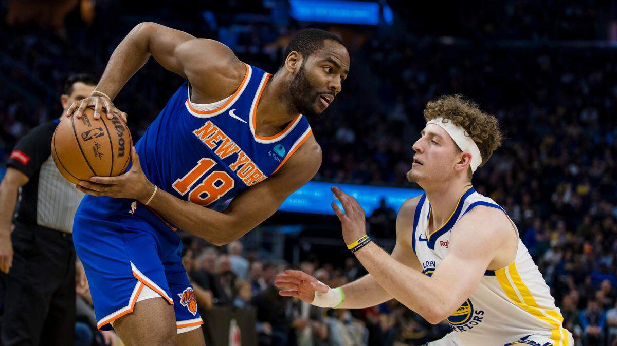 El escolta de los Knicks de Nueva York Alec Burks (izq.) trata de pasar la marca de Brandin Podziemski, de los Warriors de Golden State, en el partido celebrado el 18 de mayo de 2024 en San Francisco.
