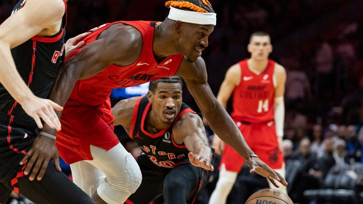 El delantero del Heat, Jimmy Butler (izq.), conduce el balón ante la marca del escolta de los Raptors de Toronto, Ochai Agbaji, en el partido celebrado el 12 de diciembre de 2024 en Miami.