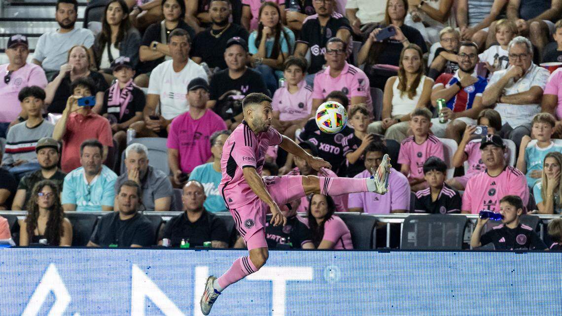 Inter Miami defender Jordi Alba (18) works to control the ball against Atlanta United in the first half of match one of their MLS Playoffs opening round series at Chase Stadium on Friday, Oct. 25, 2024, in Fort Lauderdale, Fla.