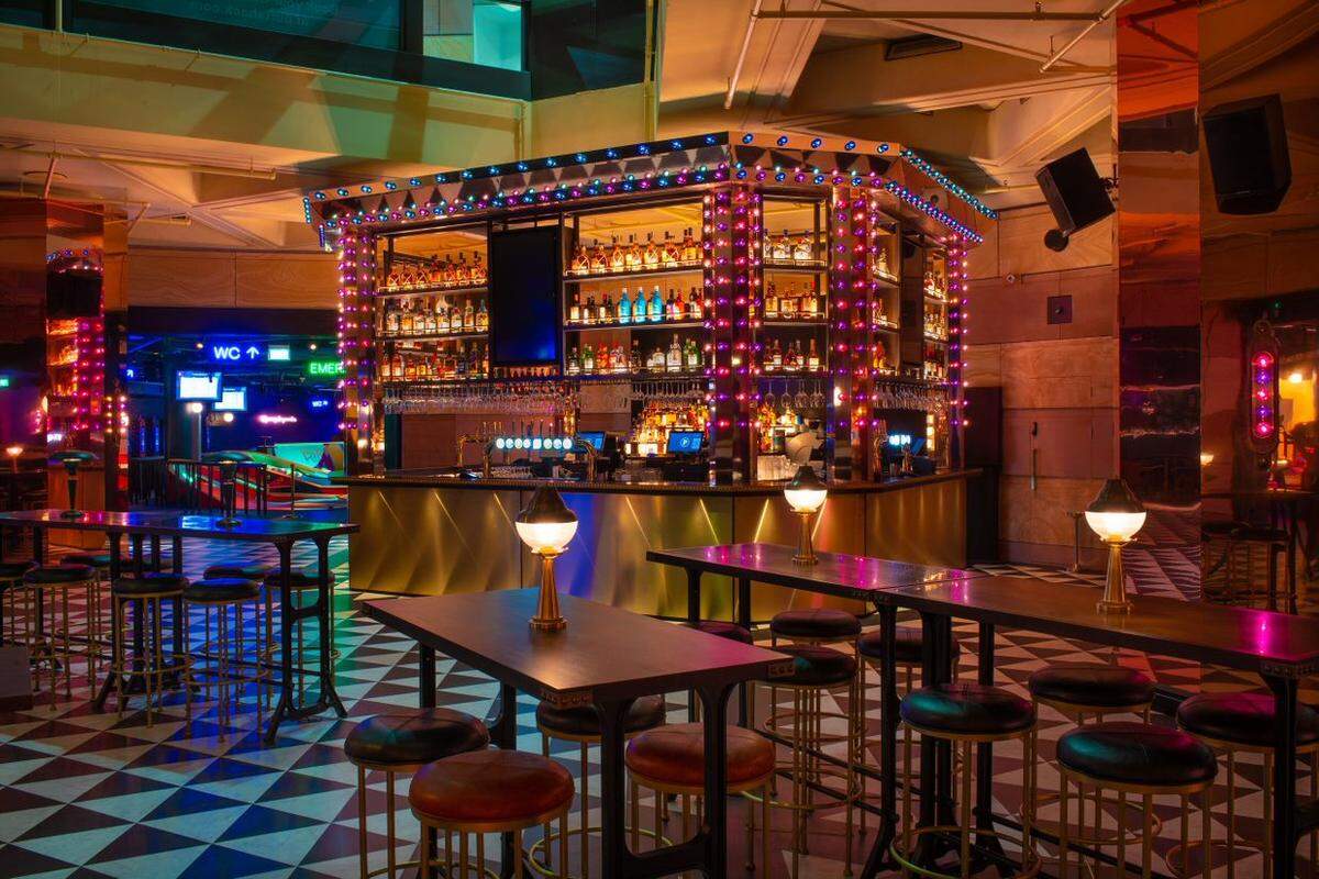 The bar at Puttshack.