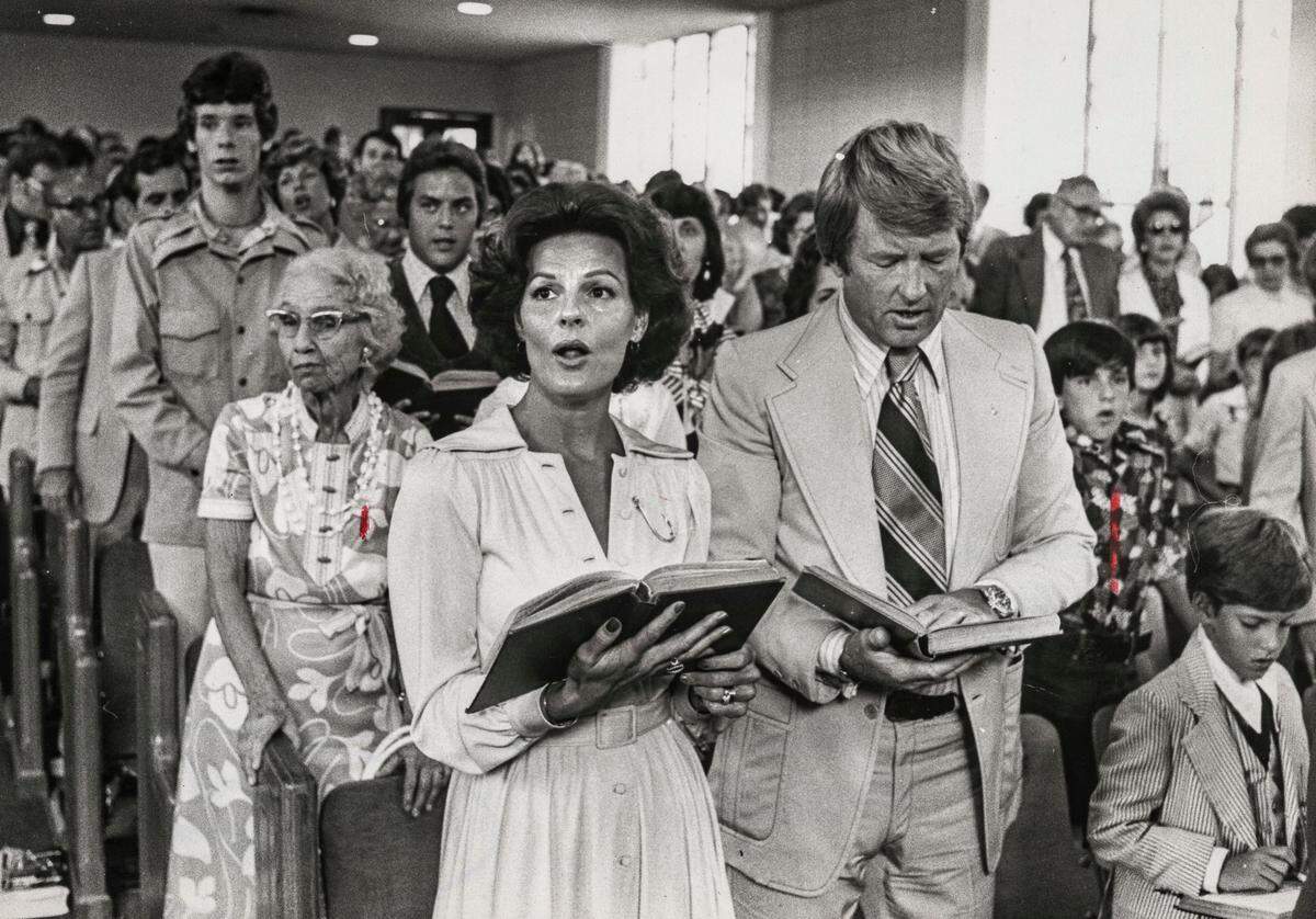 Anita Bryant sings in church with all the others