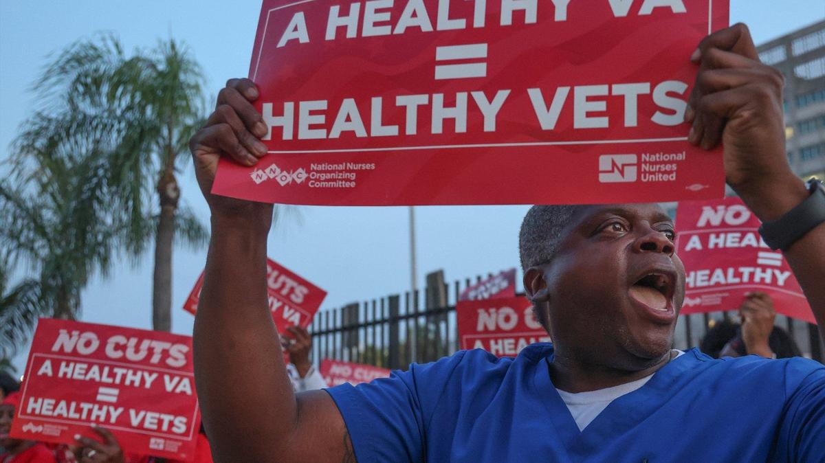 Shardrick Ridley, enfermero de 49 aaños, participa en una protesta a favor del sistema de atención a veteranos