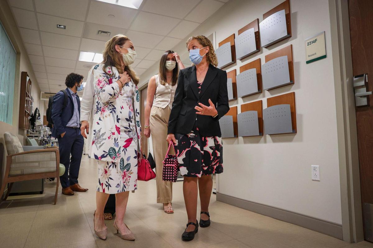 La representante Debbie Wasserman Schultz (derecha) habla con la Dra. Felicia Knaul, sobreviviente de cáncer de seno  e investigadora en Sylvester, durante una visita a Sylvester Comprehensive Cancer Center de la Universidad de Miami el 14 de marzo de 2023, en Miami. Alie Skowronski askowronski@miamiherald.com