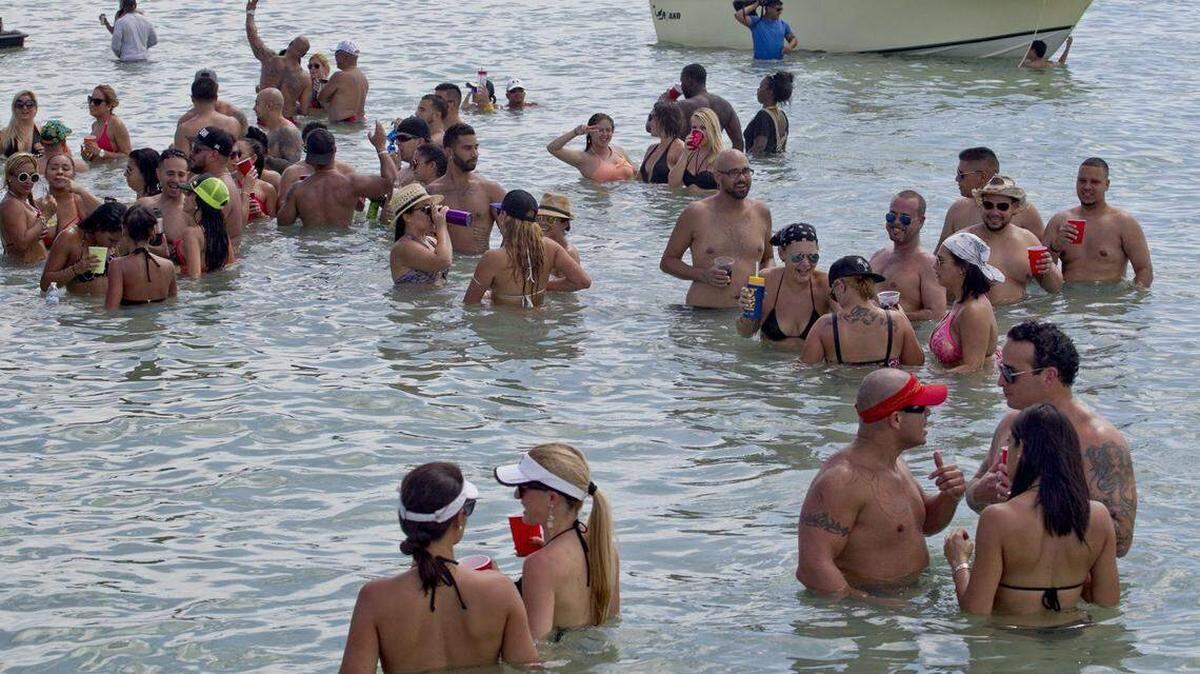 FILE PHOTO: A woman died after a boat accident north of the Nixon Beach sandbar in Biscayne Bay on Saturday, according to the Florida Fish and Wildlife Commission. PATRICK FARRELL MIAMI HERALD STAFF