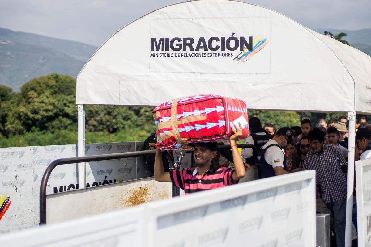 Colombian immigration officials check the luggage of incoming Venezuelan migrants and refugees, but sometimes turn a blind eye to people carrying contraband goods.