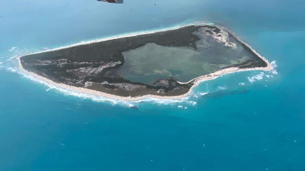 Un Ocean Sentry C-144 de la Guardia Costera sobrevuela Cay Sal Bank en las Bahamas el 14 de enero de 2023.