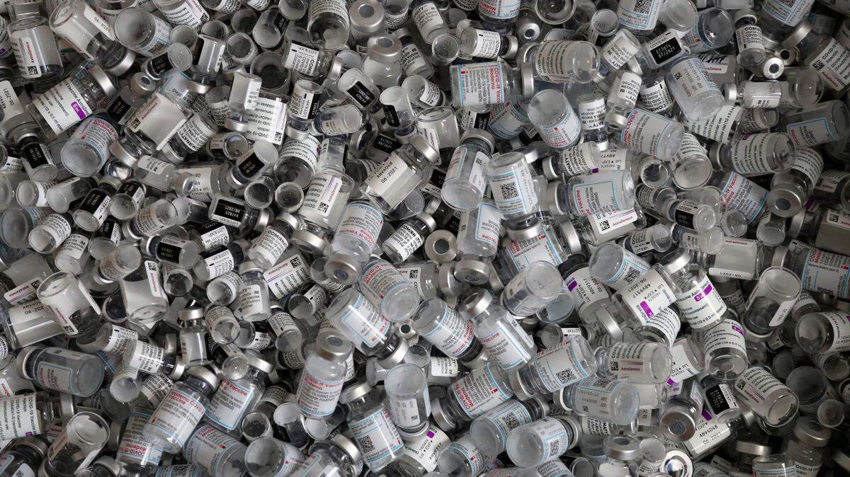 A poll found COVID-19 vaccine hesitancy in the U.S. dropped to a new low in recent weeks. (Matthias Schrader/AP)