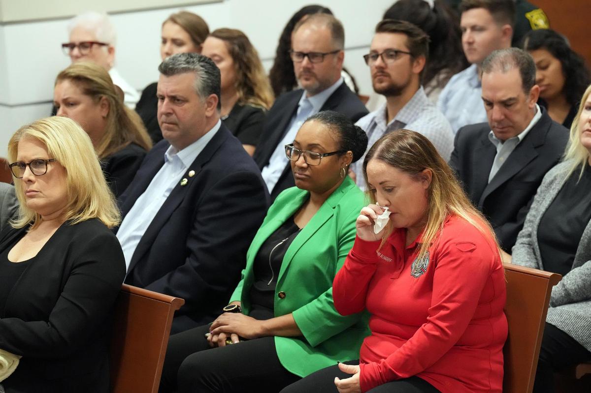 Lori Alhadeff llora mientras el fiscal estatal adjunto Mike Satz detalla los homicidios en sus alegatos finales en la fase de pena del juicio del agresor de la Secundaria Marjory Stoneman Douglas, Nikolas Cruz, en el tribunal del Condado Broward en Fort Lauderdale, el martes 11 de octubre de 2022. La hija de Alhadeff, Alyssa, murió en el tiroteo de 2018. (Amy Beth Bennett/South Florida Sun Sentinel vía AP, Pool)