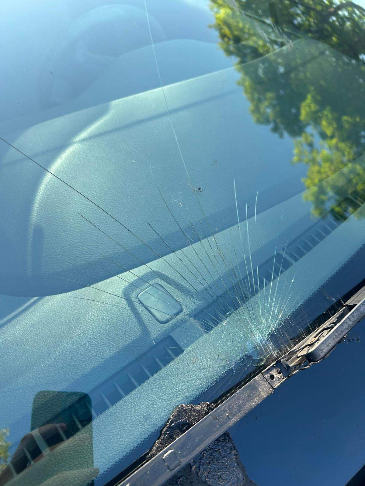 Los escombros de un camión en la autopista Turnpike de la Florida, en el Condado Broward, destrozaron el parabrisas de este auto.