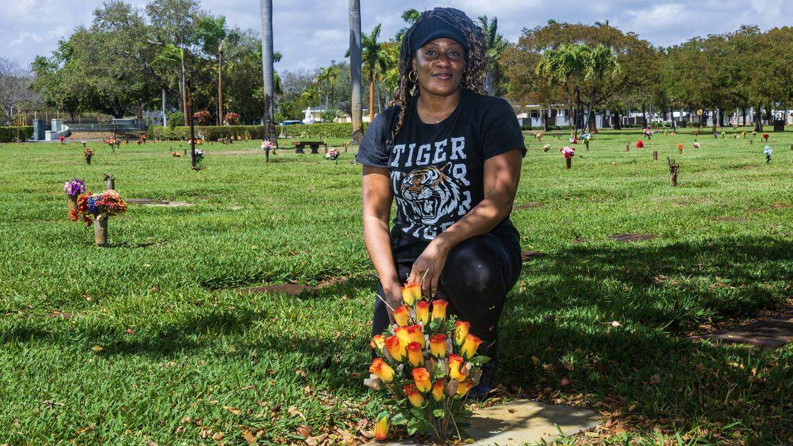 Pioneering Black Broward educators’ grave is in disrepair. She wants to fix it