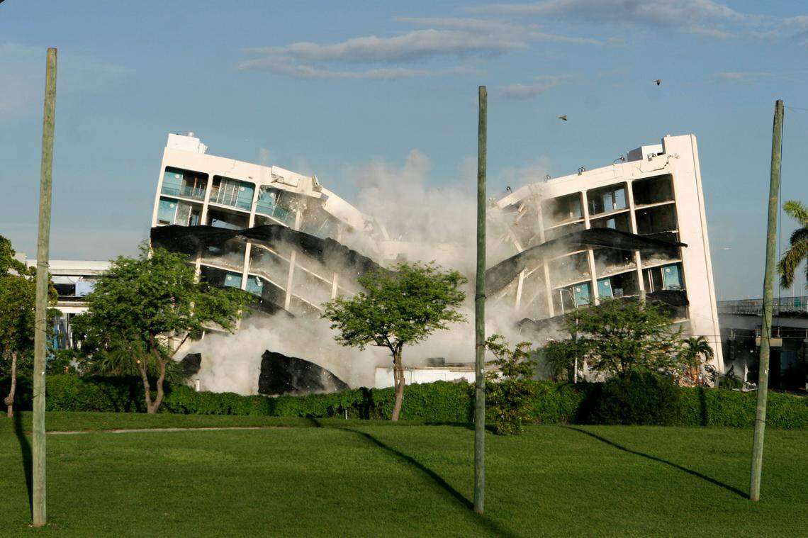 Howard Johnson’s hotel at 1100 Biscayne Blvd. is demolished.
