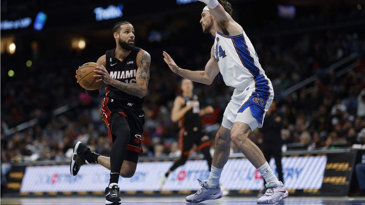 El alero del Miami Heat, Caleb Martin (16), empuja hacia la canasta mientras el alero de los Washington Wizards, Corey Kispert (24), defiende en el segundo cuarto en el Capital One Arena.
