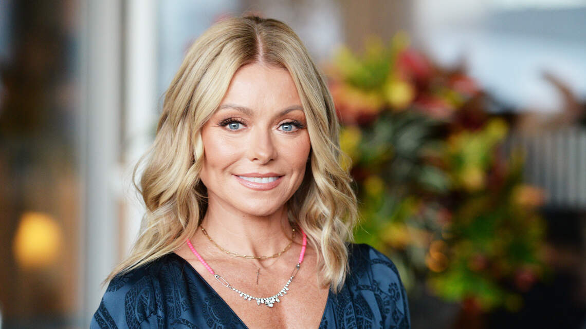 Kelly Ripa thinks ‘tech neck’ ages you in dog years and she has changed her entire routine to prove it