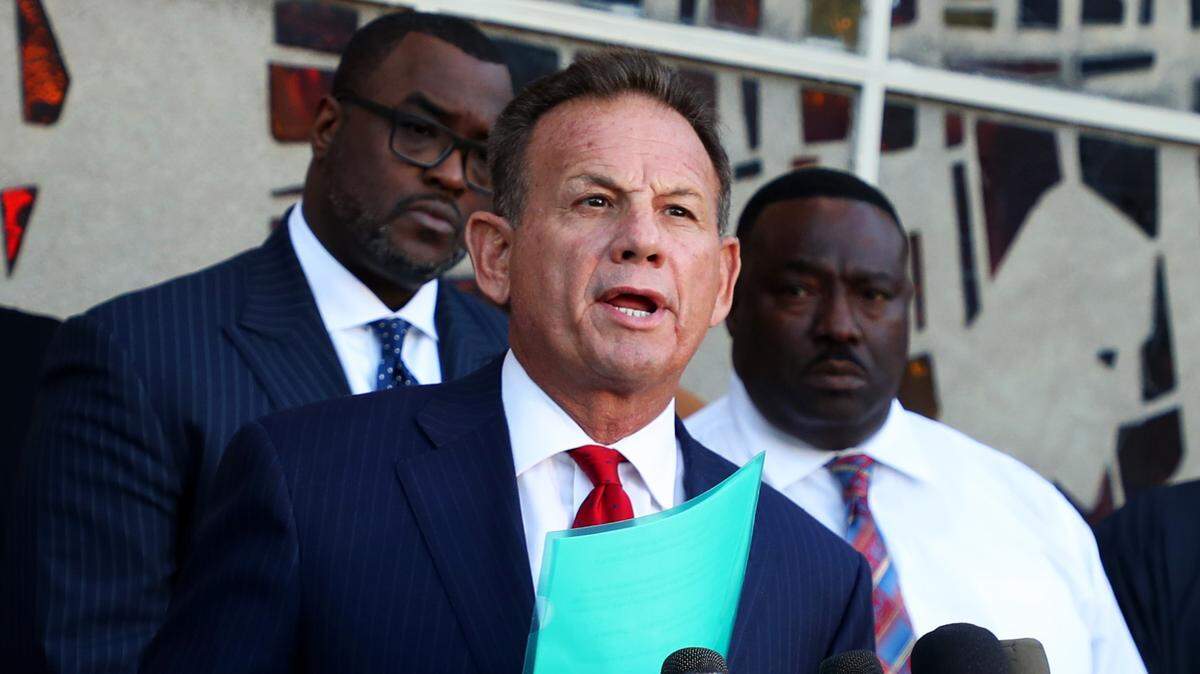 Scott Israel, ex jefe de Policía de Broward, habla en una conferencia de prensa en la Iglesia Bautista Mount Olive en Fort Lauderdale tras su suspensión ordenada por el gobernador Ron DeSantis.