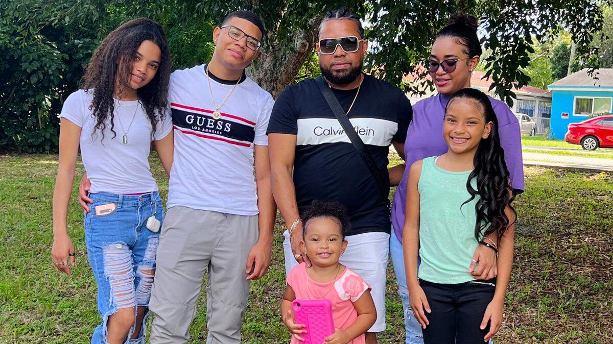 Cristiàn Batista (en el centro) con sus cinco hijos Steicy, Cristal, Nashly, Erick y Lesly afuera de su casa en Hollywood.