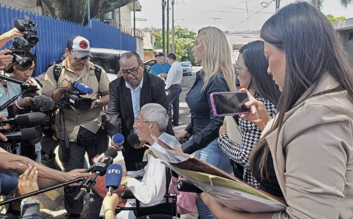 El activista de derechos humanos Walter Márquez (silla de ruedas) encabezó un grupo de abogados y familiares que viajaron a El Salvador para exigir la liberación de más de 230 venezolanos expulsados ​​de Estados Unidos y encarcelados en una prisión de máxima seguridad en El Salvador.