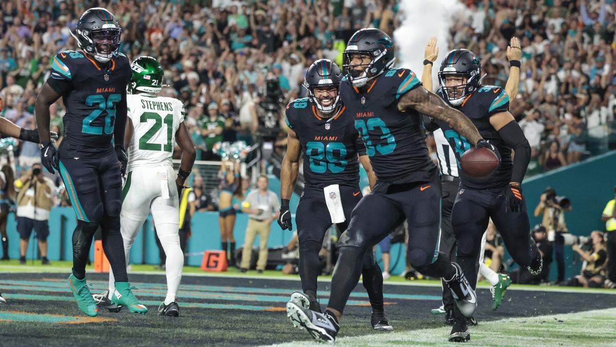 Miami Dolphins tight end Darren Waller (83) celebrates his touchdown catch with teammates in the enzone against the against the New York Jets during their NFL game in the first half at Hard Rock Stadium in Miami Gardens, Florida, on Monday, September 29, 2025. 