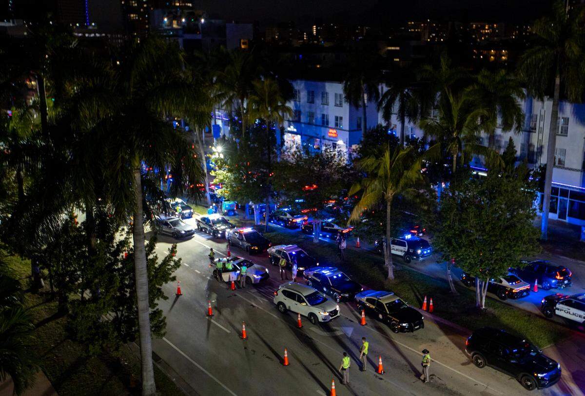 Automovilistas son detenidos y registrados durante un control de DUI en South Beach, el sábado 25 de marzo de 2023.