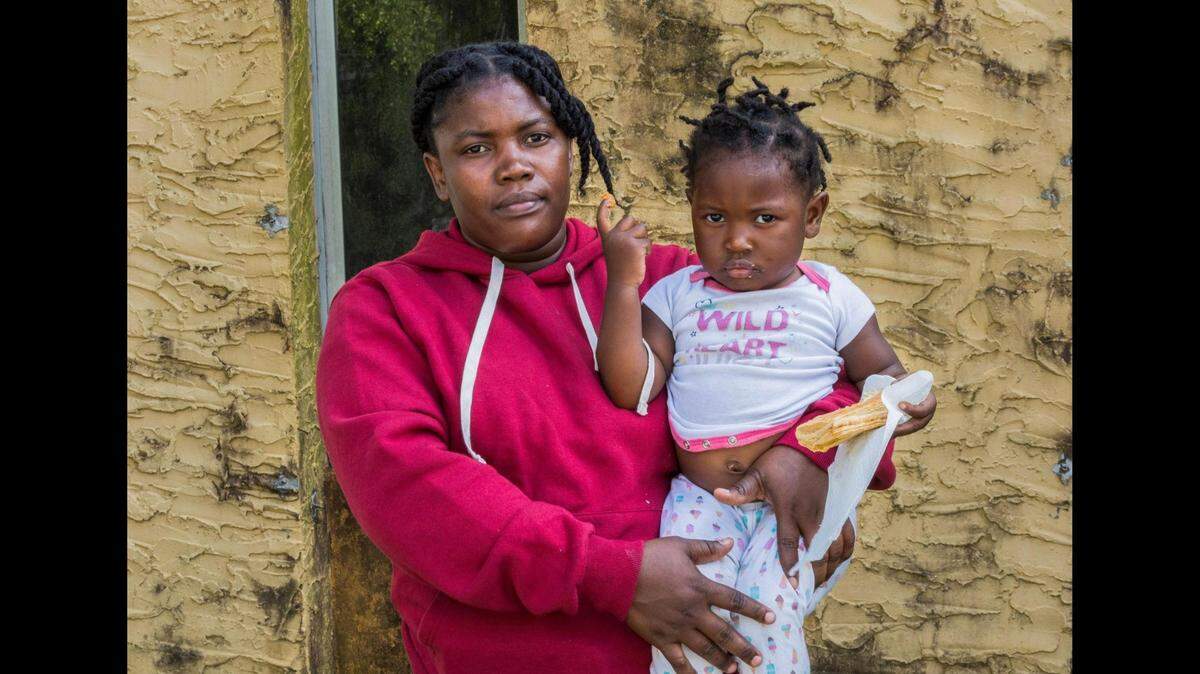 La beneficiaria del TPS Rose-Myrlene Elmond con su hija Jenny Bellus, de 22 meses, habló sobre su situación el viernes después de una conferencia de prensa convocada por el Movimiento Family Action Network para discutir la eliminación del TPS de Haití por parte de la administración Trump, que afectará a cientos de miles de familias haitianas.