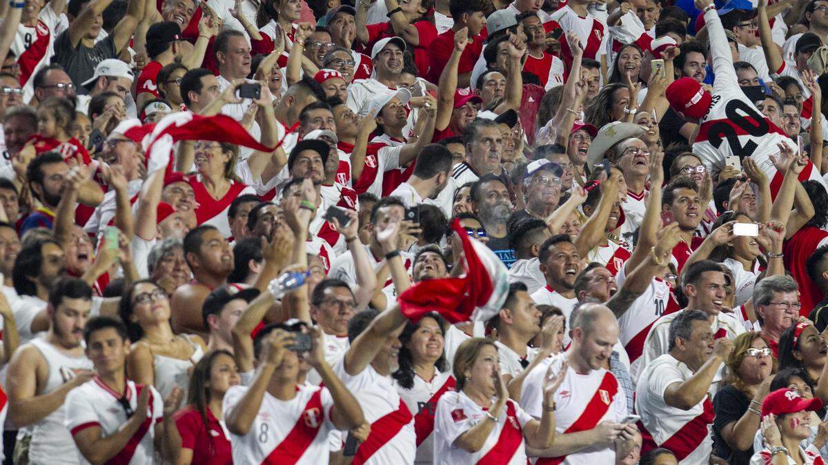 Aficionados de Perú celebran después de que su equipo anotara contra Chile durante el segundo tiempo de un partido de fútbol amistoso en el Hard Rock Stadium, en Miami Gardens, el viernes 12 de octubre de 2018.