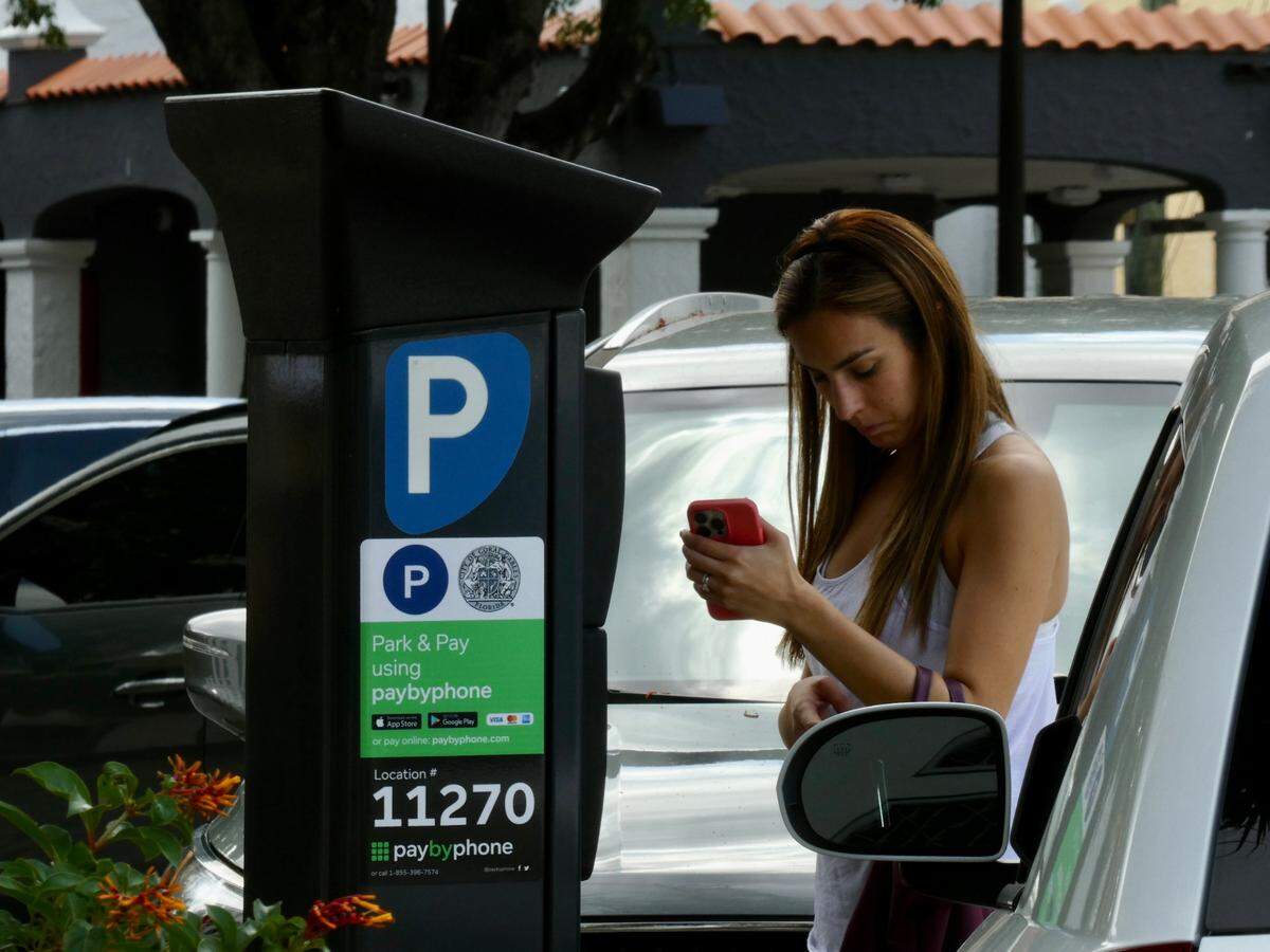 En Coral Gables las personas pueden usar PayByPhone para pagar el estacionamiento con parquímetro, como se ve en esta foto de archivo de 2022.