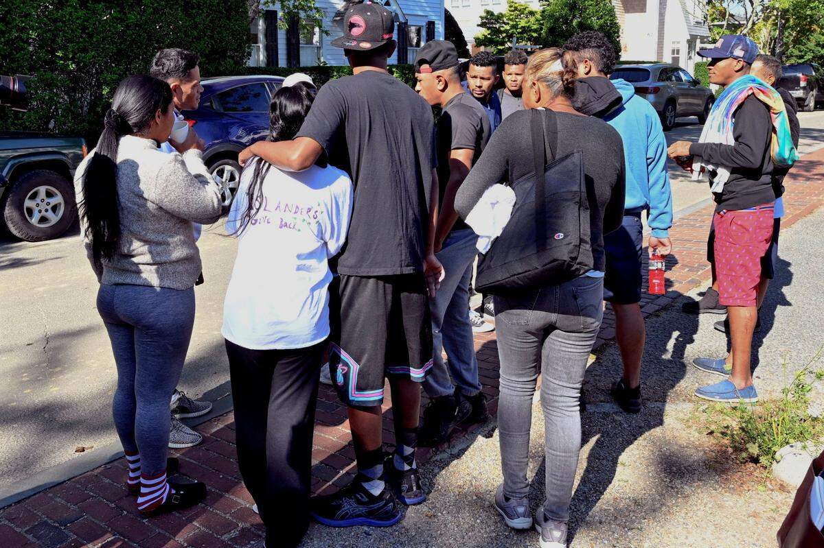Un grupo de inmigrantes se reúne frente a la Iglesia Episcopal de St. Andrews, el jueves 15 de septiembre de 2022, en Edgartown, Massachusetts, en Martha’s Vineyard. El gobernador de Florida, Ron DeSantis, envió el miércoles dos aviones de inmigrantes a Martha’s Vineyard, intensificando una táctica de los gobernadores republicanos para llamar la atención sobre lo que consideran políticas fronterizas fracasadas de la administración Biden.