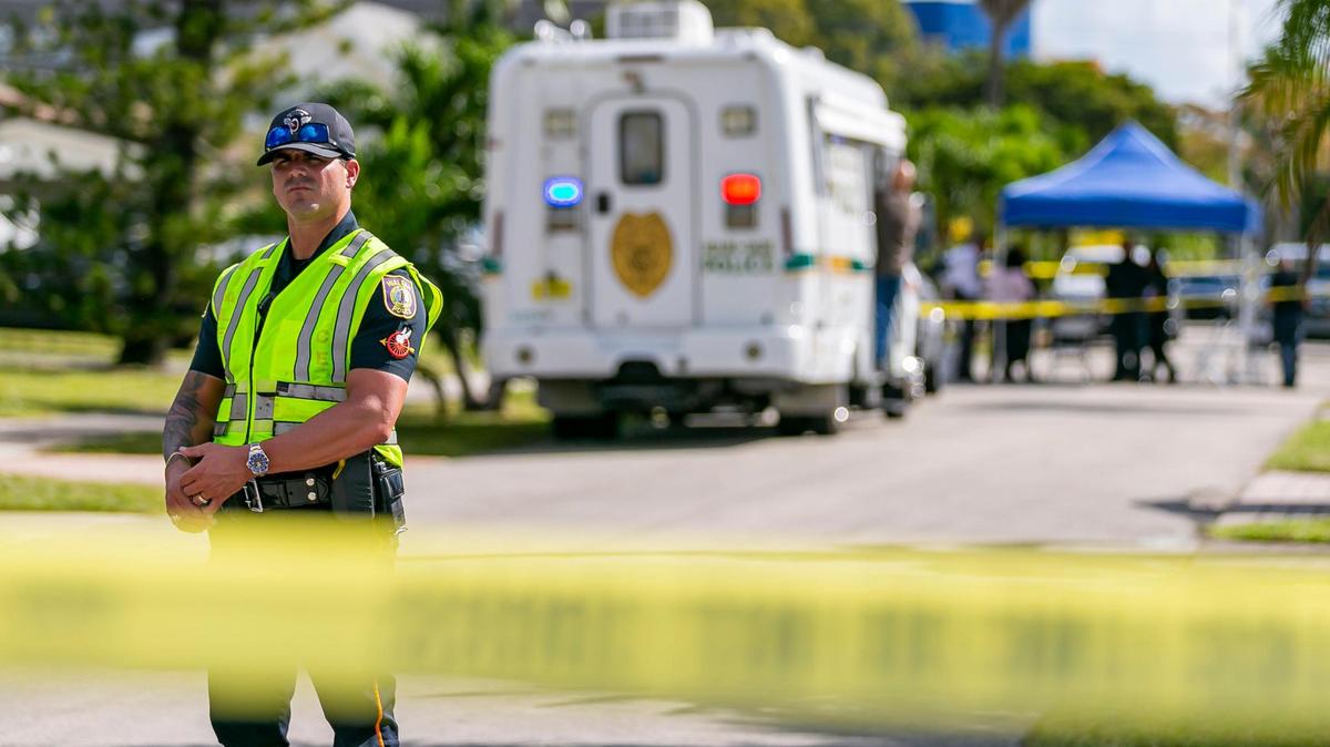 La policía trabaja en una escena del crimen ubicada cerca de 1270 West 79th Street, el viernes 4 de noviembre de 2022, en Hialeah, Florida. La policía dice que un agente de Miami-Dade fuera de servicio fue baleado por su ex novia durante una disputa doméstica el viernes por la mañana.