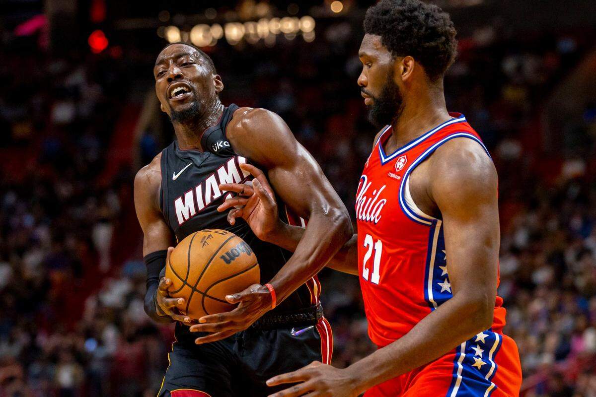 El centro de los Miami Heat, Bam Adebayo (13), es defendido por el centro de los Philadelphia 76ers, Joel Embiid (21), durante el segundo cuarto de un partido de la NBA en el FTX Arena en el centro de Miami, Florida, el sábado 5 de marzo de 2022.