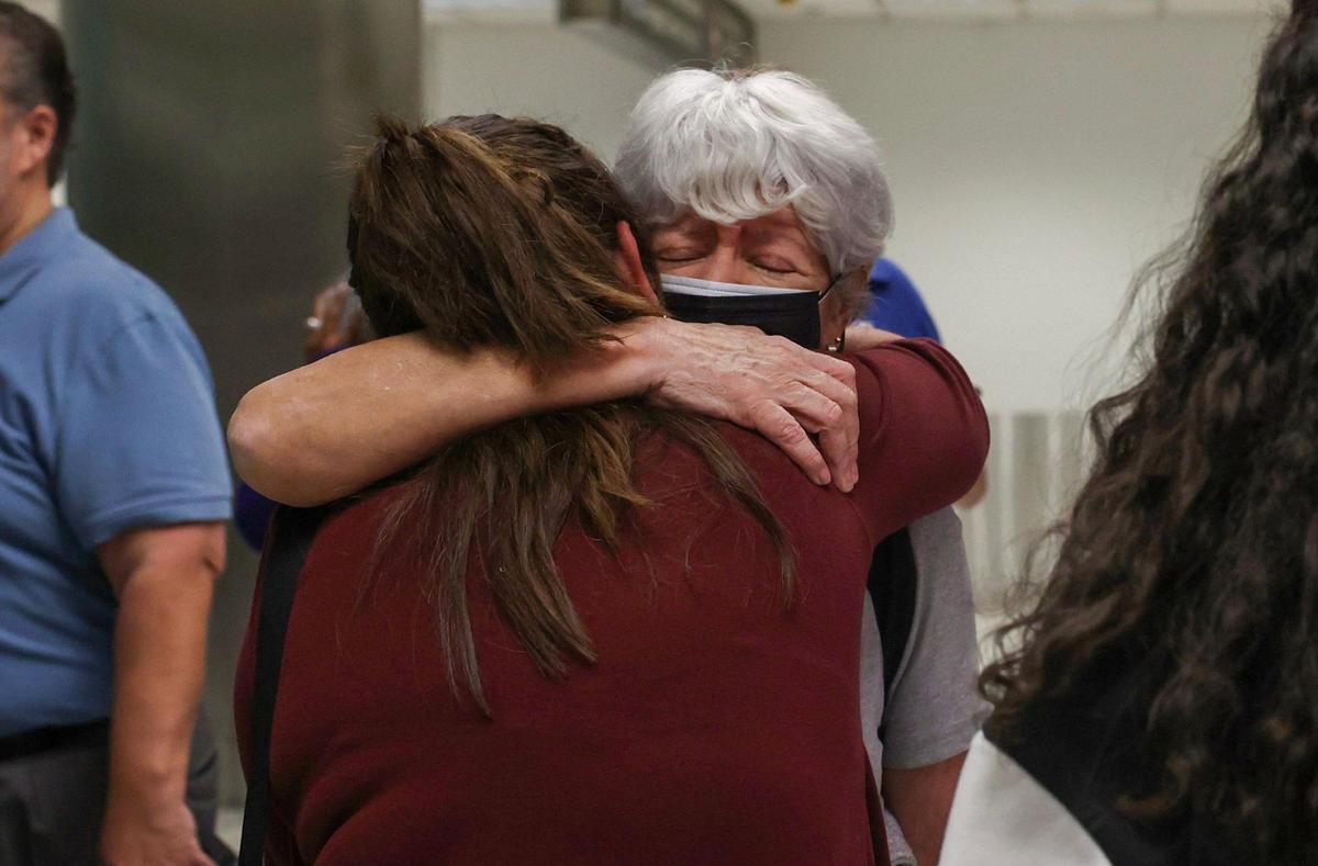 Graciela Silva (der.), quien estaba en el vuelo de RED Air que se incendió, se reúne con su hija, Jasmine Rincón, después de bajarse del avión el martes 21 de junio de 2022 en el Aeropuerto Internacional de Miami.