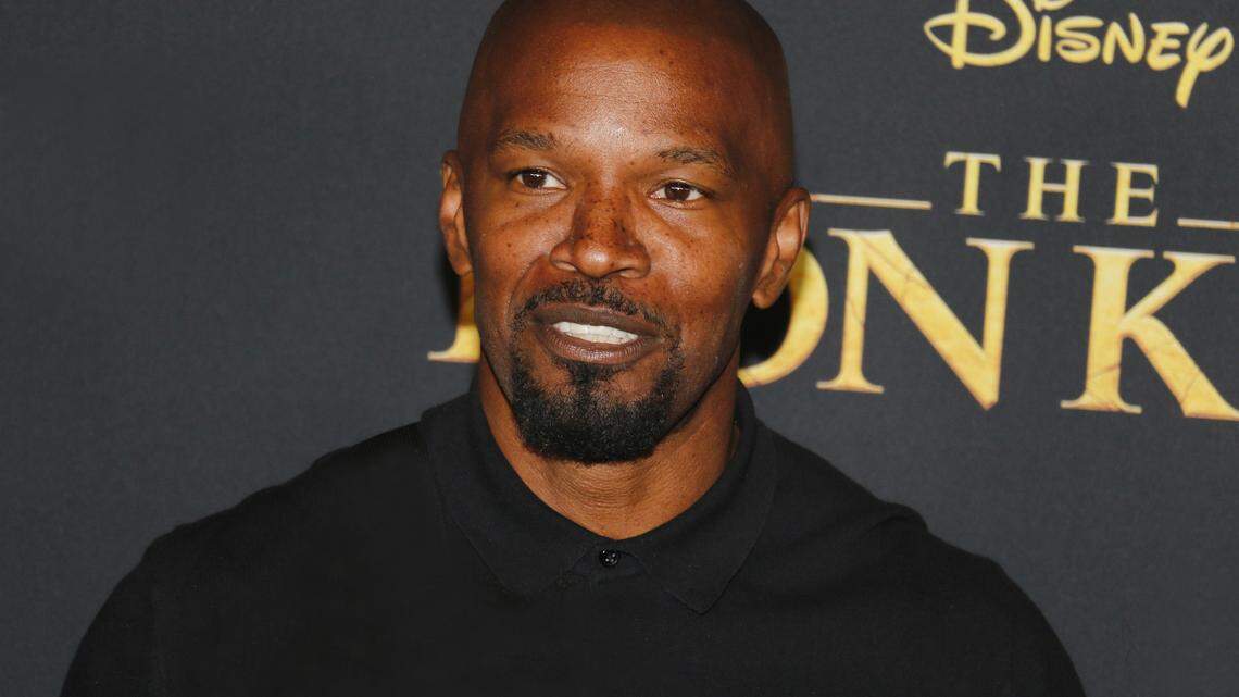 Jamie Foxx poses at red carpet event.