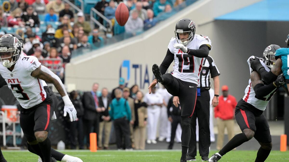 Thomas Morstead realiza la patada de despeje con los Falcons de Atlanta ante los Jaguars de Jacksonville, el 28 de noviembre de 2021 en Jacksonville, Florida.