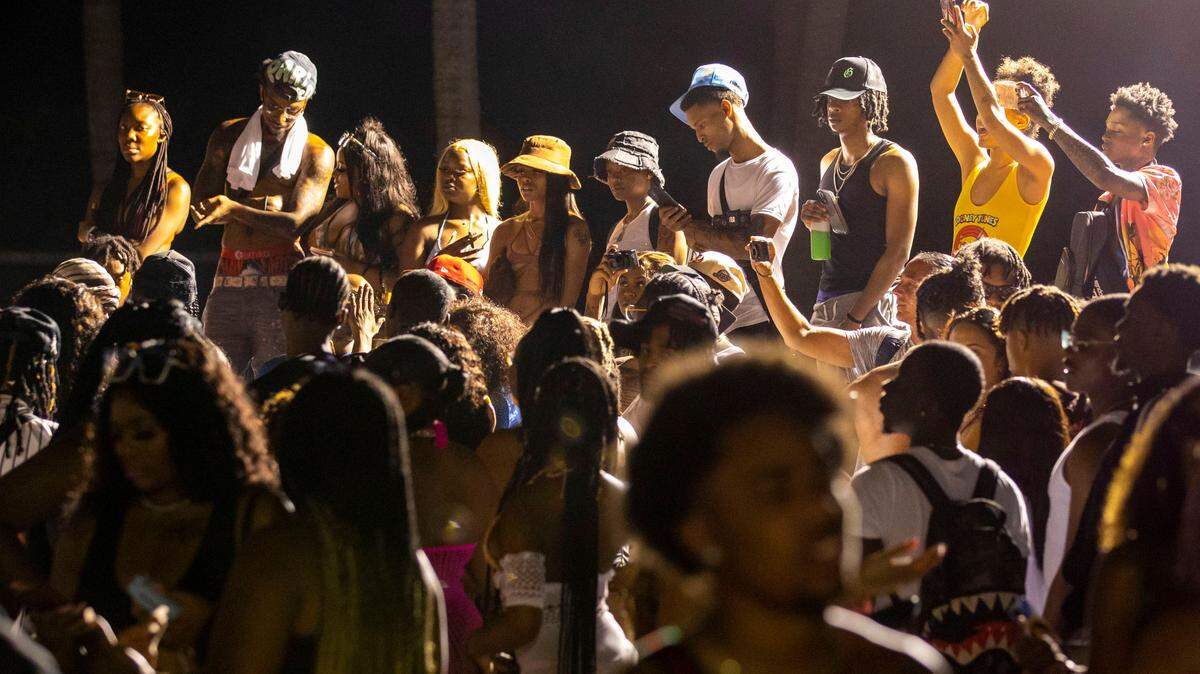 Una multitud llena el paseo marítimo durante las vacaciones de primavera en Miami Beach, Florida, el sábado 19 de marzo de 2022.