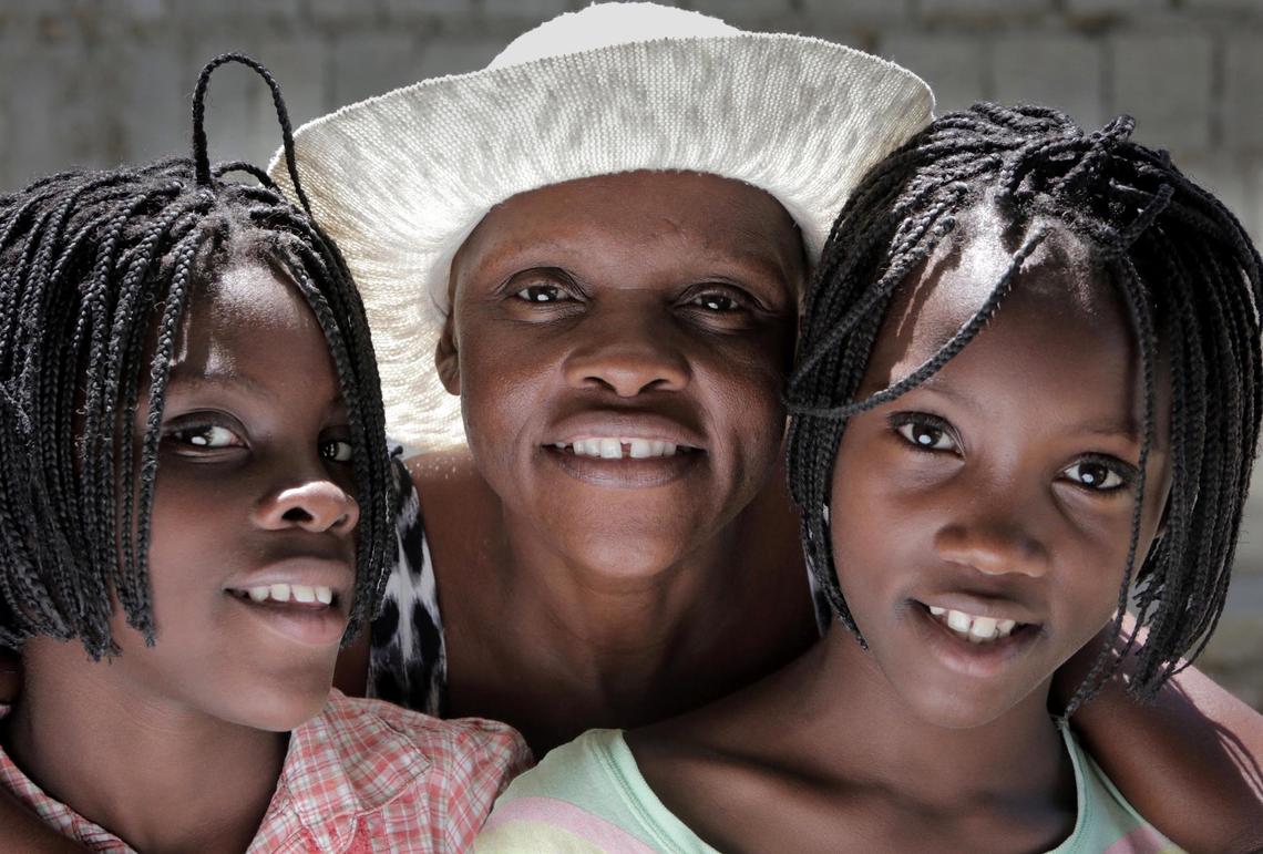 Guerda Janvier (au centre) pose pour une photo avec ses filles jumelles Brithney (à gauche) et Briana Osselin (à droite), toutes deux âgées de 11 ans. Mme Janvier, 46 ans, se bat contre un cancer du col avancé et souhaite plus que tout voir ses enfants grandir.