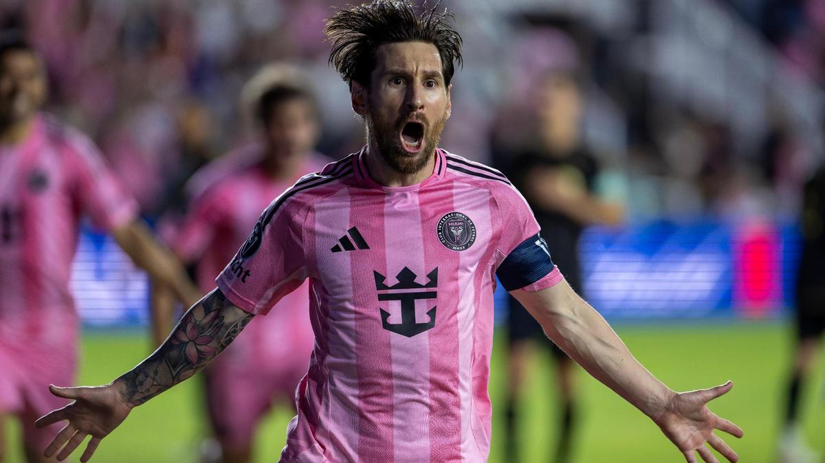 Inter Miami forward Lionel Messi (10) celebrates after scoring on a penalty kick against Los Angeles FC during the second half of the Concacaf Champions Cup quarterfinal second leg at Chase Stadium on Wednesday, April 9, 2025, in Fort Lauderdale, Fla.
