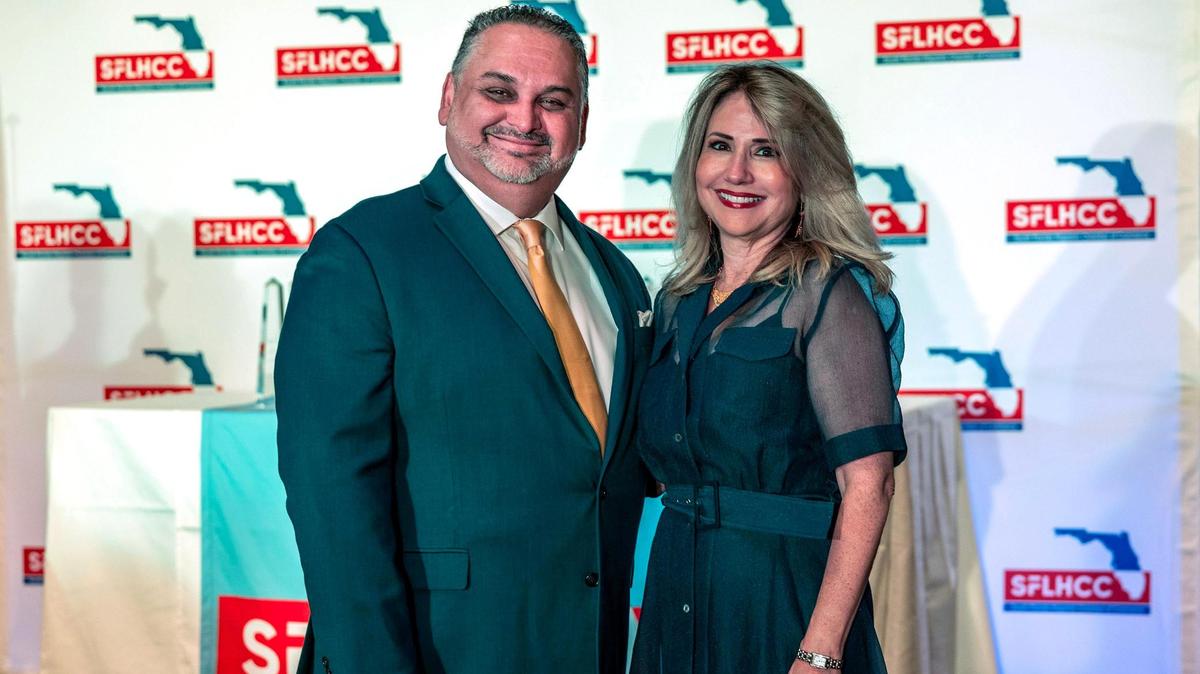 Alex Mena, director ejecutivo del Miami Herald y El Nuevo Herald, junto a Liliam M. López, presidenta y directora ejecutiva de la Cámara de Comercio Hispana del Sur de la Florida, durante el almuerzo de los Premios al Liderazgo Hispano en el Hotel Biltmore de Coral Gables, el viernes 14 de marzo de 2025.