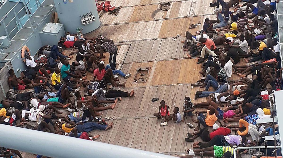 Unos 400 inmigrantes haitianos fueron detenidos el 26 de septiembre de 2021 frente a un cayo deshabitado del sur de las Bahamas después que su velero de madera se hundió parcialmente.